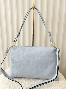 Laura Biaggi skórzana torebka na ramię niebieska