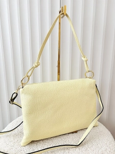 Laura Biaggi skórzana torebka na ramię żółta