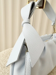 Laura Biaggi torebka kuferek z kokardą skórzana niebieska