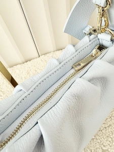 Laura Biaggi torebka kuferek z kokardą skórzana niebieska