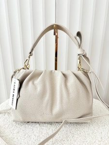 Laura Biaggi torebka kuferek z kokardą skórzana beżowa