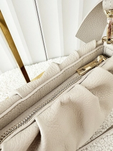 Laura Biaggi torebka kuferek z kokardą skórzana beżowa