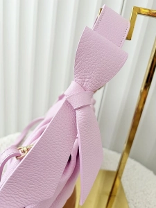 Laura Biaggi torebka kuferek z kokardą skórzana różowa