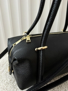 Laura Biaggi torebka kuferek na ramię skórzany czarny