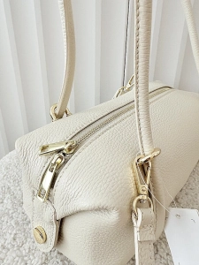 Laura Biaggi torebka kuferek na ramię skórzany jasnobeżowy