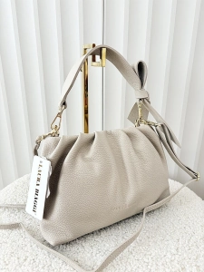 Laura Biaggi torebka kuferek z kokardą skórzana beżowa