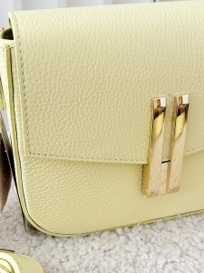 Laura Biaggi torebka listonoszka skórzana żółta z klapką