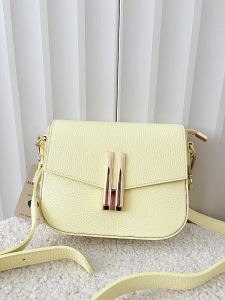 Laura Biaggi torebka listonoszka skórzana żółta z klapką