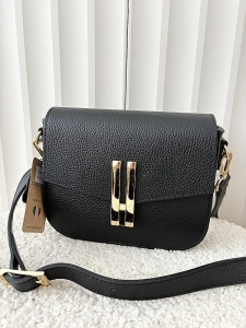 Laura Biaggi torebka listonoszka skórzana czarna z klapką