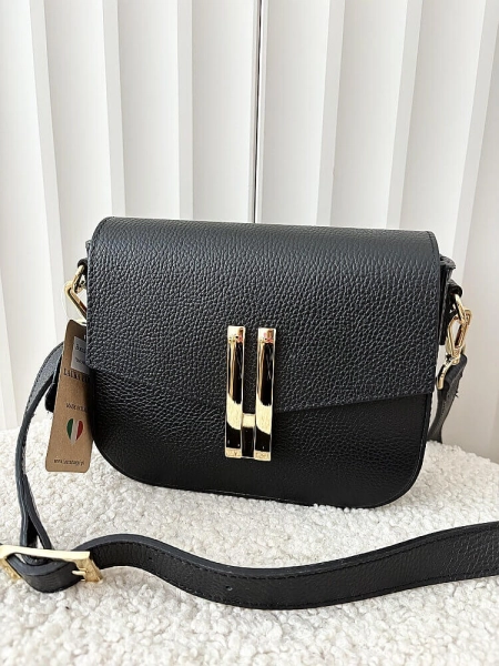 Laura Biaggi torebka listonoszka skórzana czarna z klapką