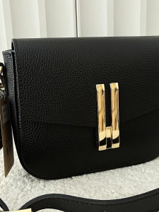 Laura Biaggi torebka listonoszka skórzana czarna z klapką