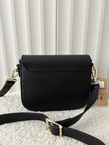 Laura Biaggi torebka listonoszka skórzana czarna z klapką