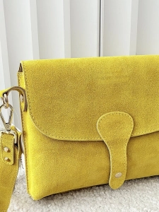Laura Biaggi torebka listonoszka L zamszowa żółta musztardowa z klapką