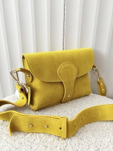 Laura Biaggi torebka listonoszka L zamszowa żółta musztardowa z klapką