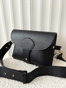 Laura Biaggi torebka listonoszka L skórzana czarna z klapką