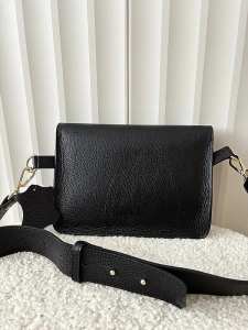 Laura Biaggi torebka listonoszka L skórzana czarna z klapką