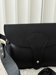 Laura Biaggi torebka listonoszka L skórzana czarna z klapką