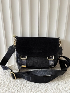 Laura Biaggi torebka listonoszka czarna z  klapką ekozamsz