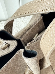 Laura Biaggi torebka mini shopper zamszowa taupe