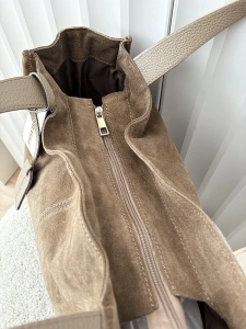 Laura Biaggi zamszowa torba shopper taupe z przeszyciem