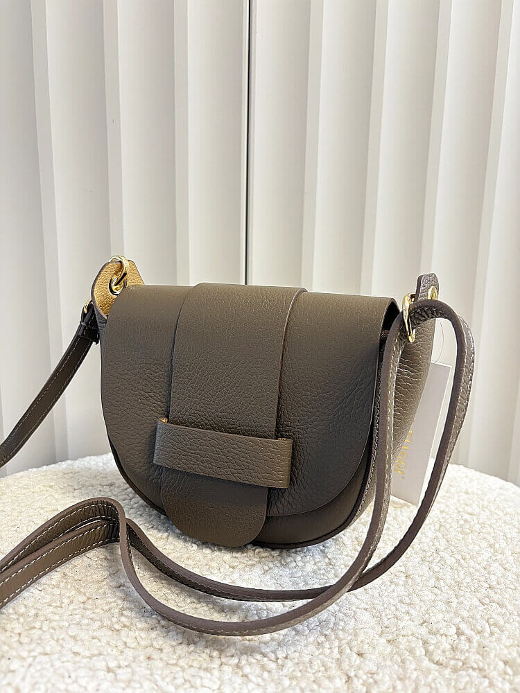 Laura Biaggi mała torebka listonoszka skórzana taupe z klapką