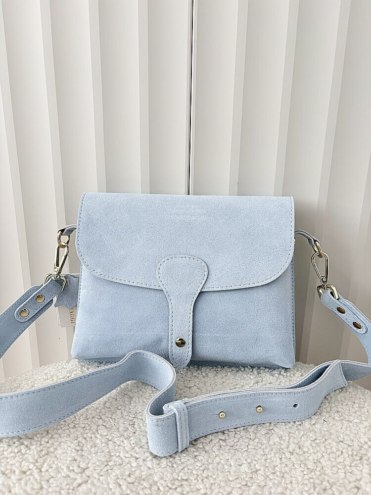 Laura Biaggi torebka listonoszka XL zamszowa jasnoniebieska z klapką