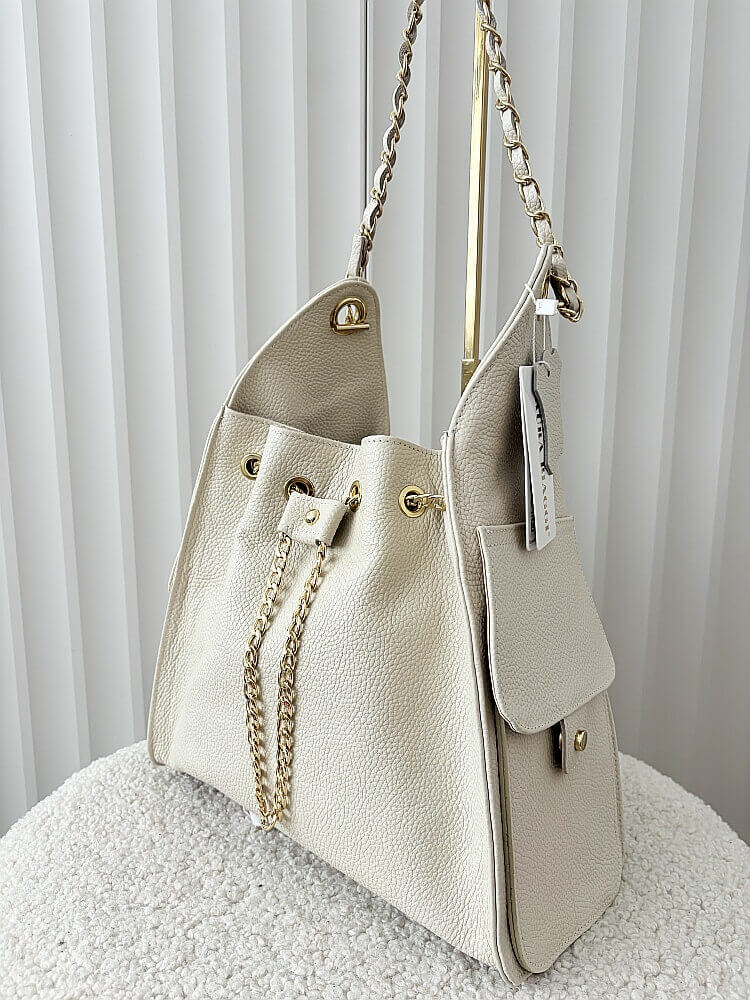 Laura Biaggi skórzana torba shopper na ramię jasnobeżowa z łańcuszkami 