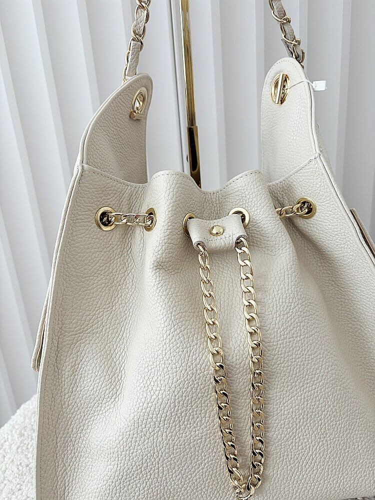 Laura Biaggi skórzana torba shopper na ramię jasnobeżowa z łańcuszkami 