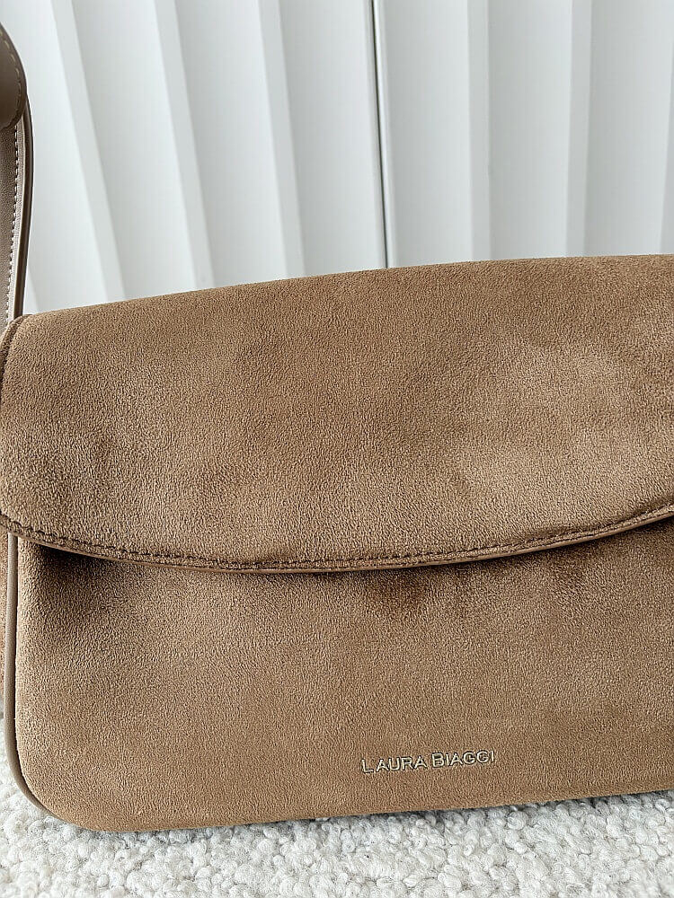 Laura Biaggi torebka listonoszka z klapką ciemnobeżowa ekozamsz