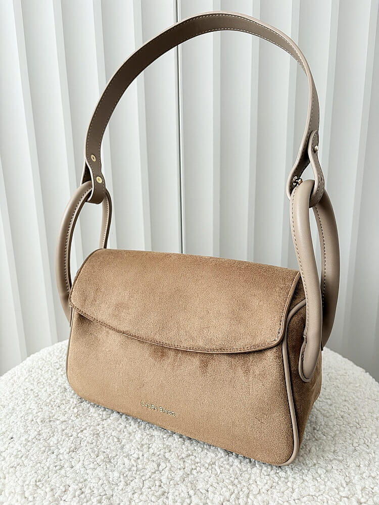 Laura Biaggi torebka listonoszka z klapką ciemnobeżowa ekozamsz