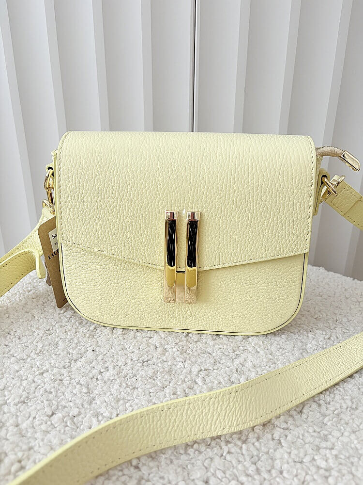 Laura Biaggi torebka listonoszka skórzana żółta z klapką