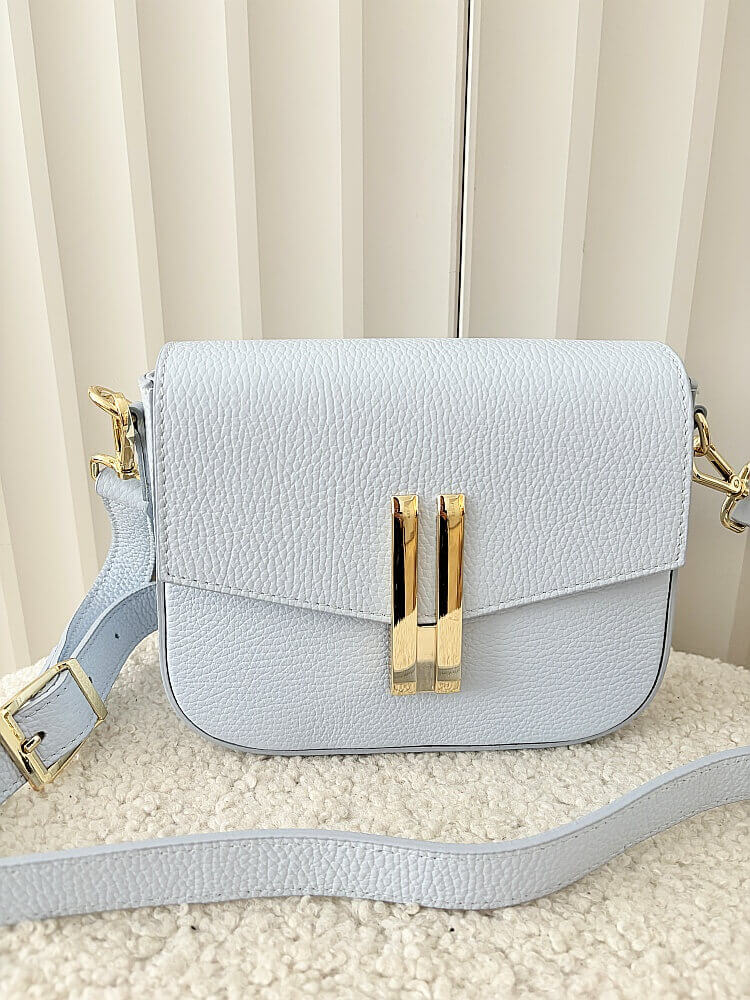 Laura Biaggi torebka listonoszka skórzana niebieska z klapką