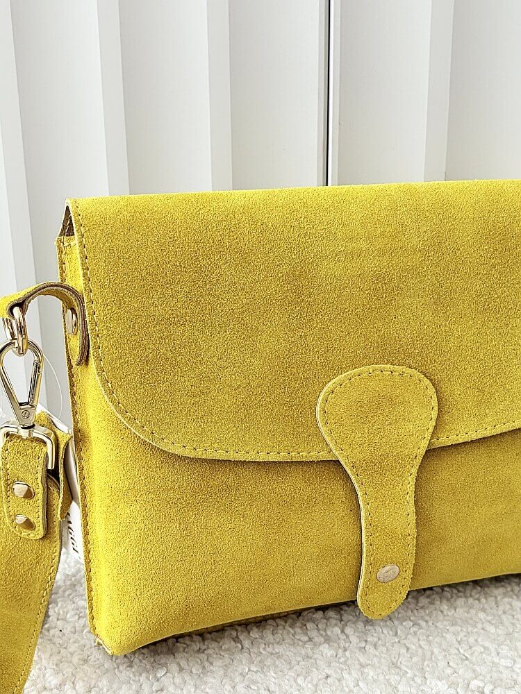 Laura Biaggi torebka listonoszka L zamszowa żółta musztardowa z klapką