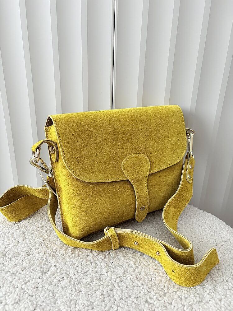 Laura Biaggi torebka listonoszka XL zamszowa żółta musztardowa z klapką