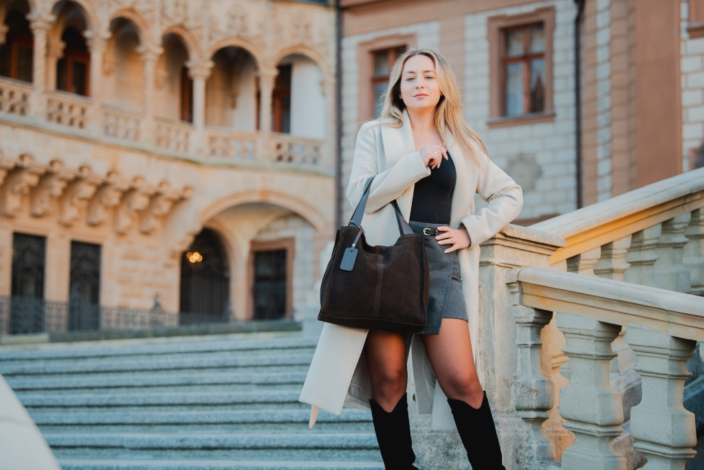 modelka z torebką w kolorze czekolady