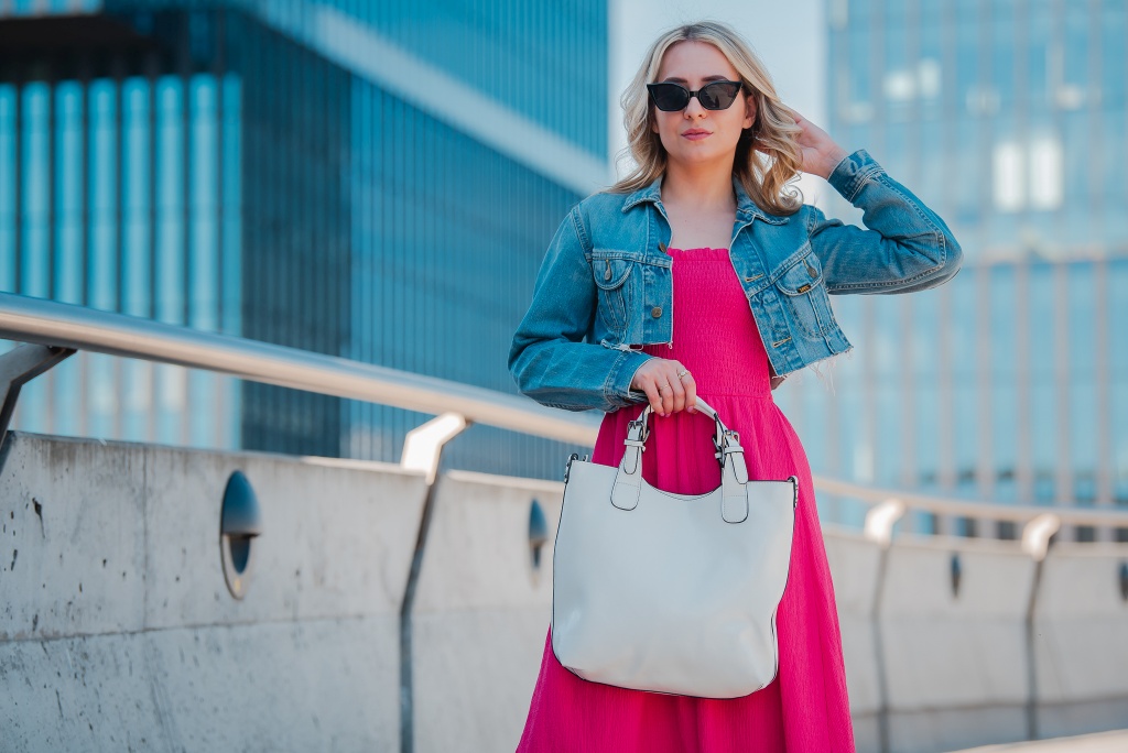 modelka z szarą shopperką
