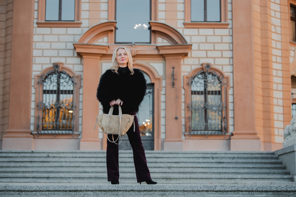zamszowa torebka na modelce