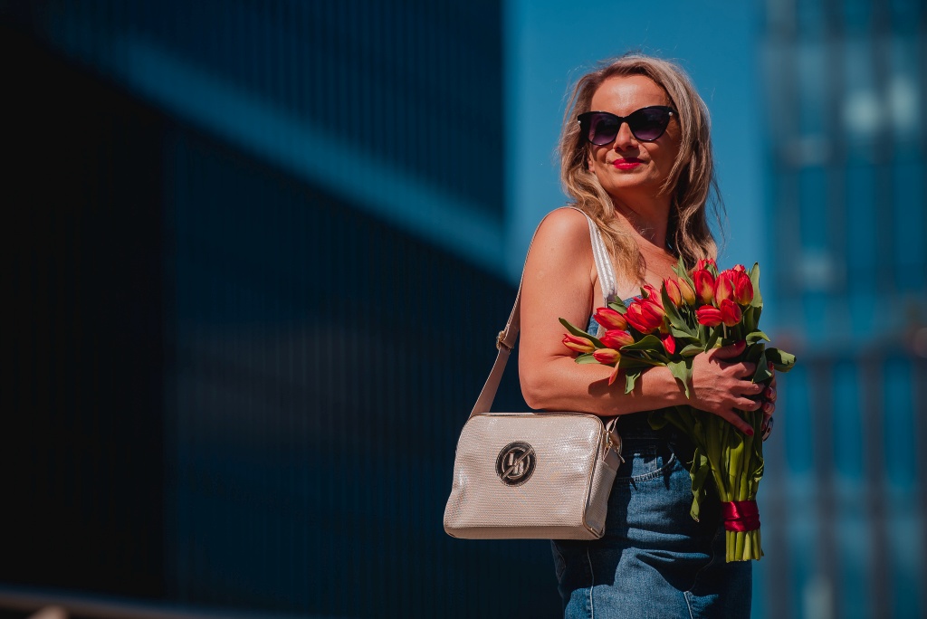 modelka z kwiatami i szarą listonoszką