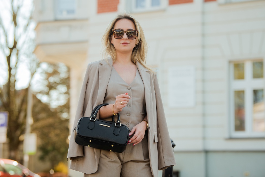 Eleganka modelka z torebką