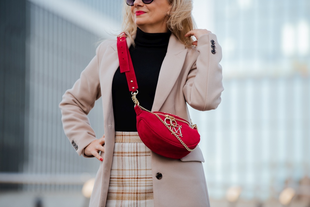 czerwona nerka na modelce