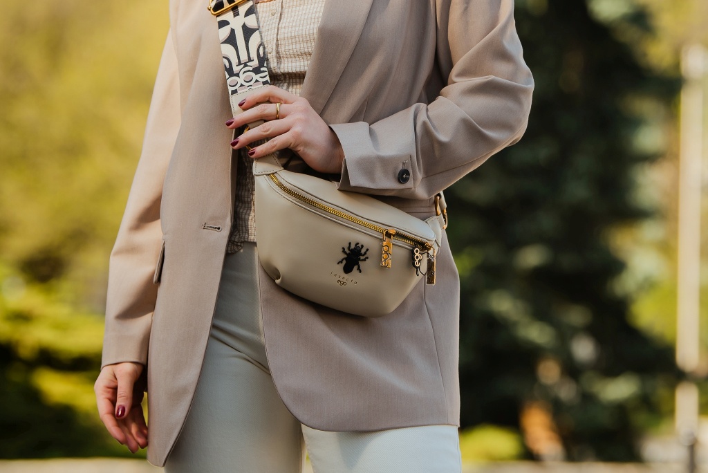 elegancka torebka na modelce