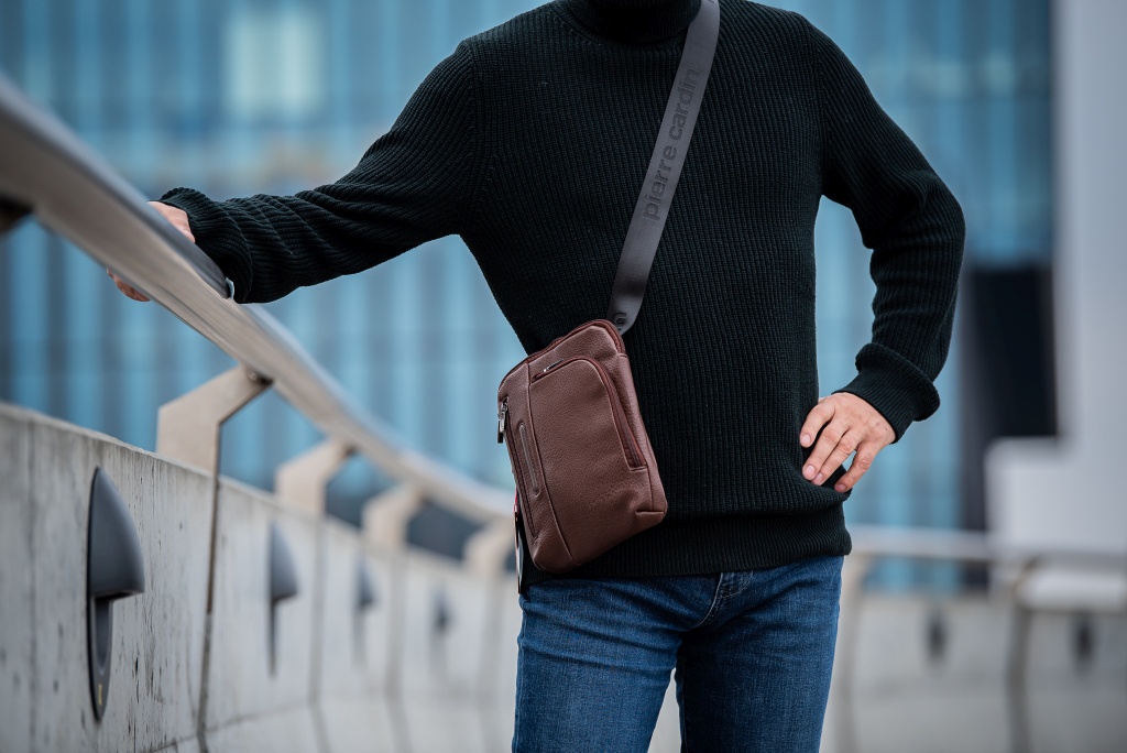 Torebka męska na modelu